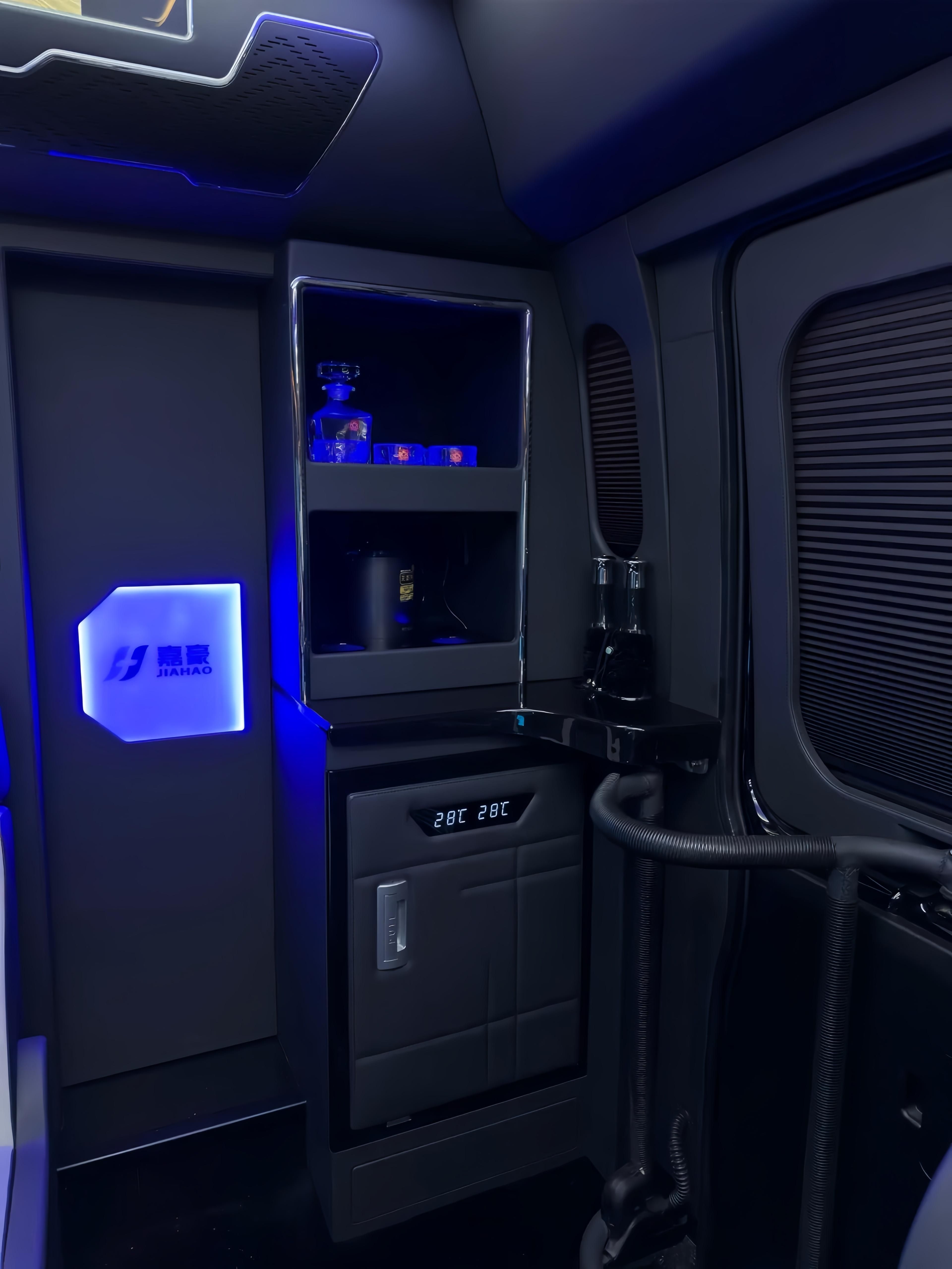 丰田考斯特：尊贵商务旗舰，定义移动会客厅新标准  