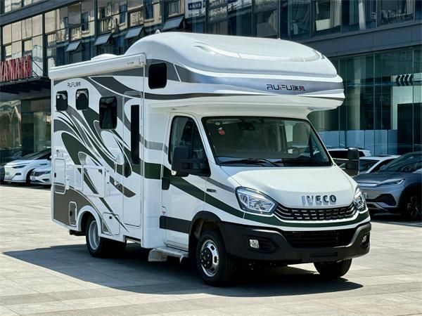25款瑞弗V820 雙拓展依維柯房車：暢享舒適旅居新體驗