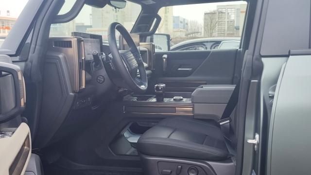 平行进口 25款悍马EV 3X SUV 港口现车实拍 价格直跌50万