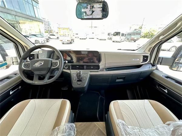 瑞弗F820大额头双拓展房车：旅居生活的理想之选