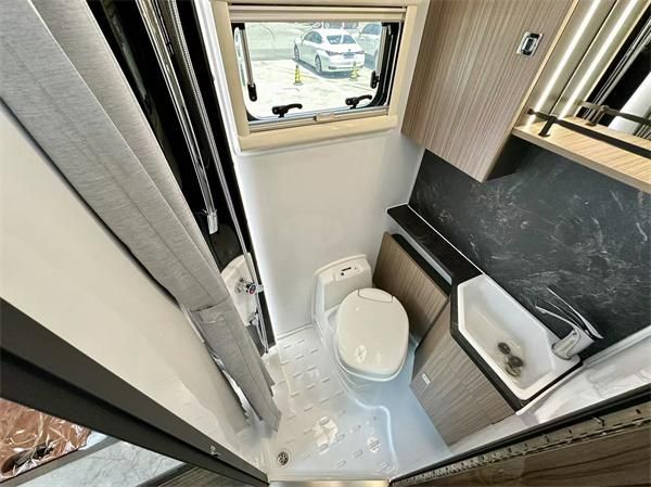 瑞弗F820大额头双拓展房车：旅居生活的理想之选