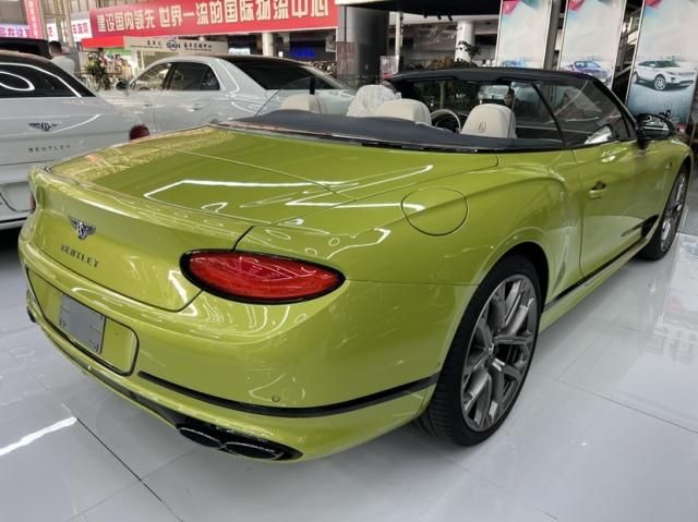 宾利欧陆GTC V8 4.0 敞篷S版 荧光绿/亚麻白/帝王蓝 报价318万