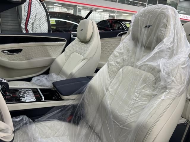 宾利欧陆GTC V8 4.0 敞篷S版 荧光绿/亚麻白/帝王蓝 报价318万