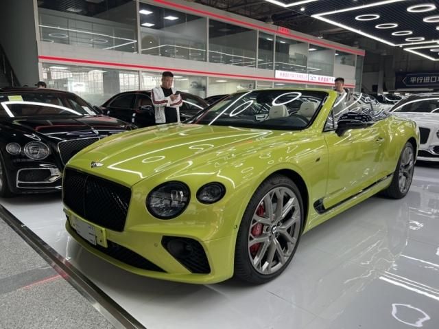 宾利欧陆GTC V8 4.0 敞篷S版 荧光绿/亚麻白/帝王蓝 报价318万