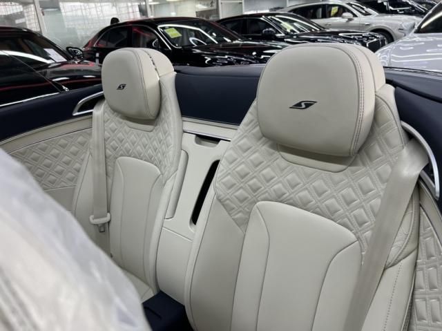 宾利欧陆GTC V8 4.0 敞篷S版 荧光绿/亚麻白/帝王蓝 报价318万