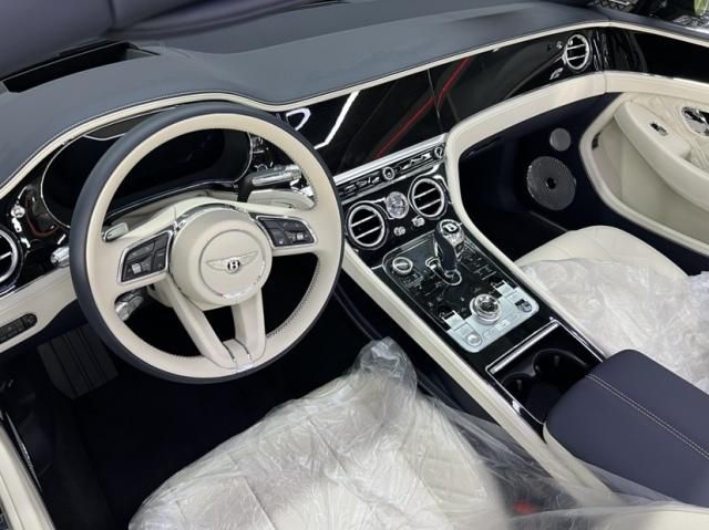 宾利欧陆GTC V8 4.0 敞篷S版 荧光绿/亚麻白/帝王蓝 报价318万