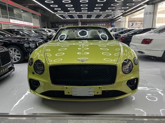 宾利欧陆GTC V8 4.0 敞篷S版 荧光绿/亚麻白/帝王蓝 报价318万