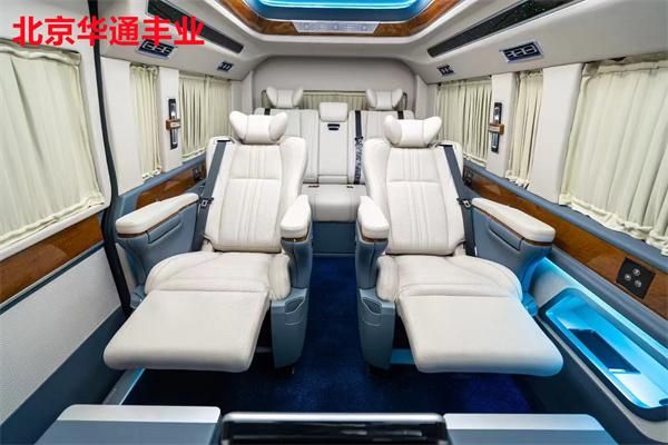 25年丰田海狮13座版售价38万元，9座版售价42万元