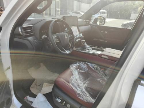 雷克萨斯LX600七座豪华版现车到港 白/红双色 配置报价130万起‌