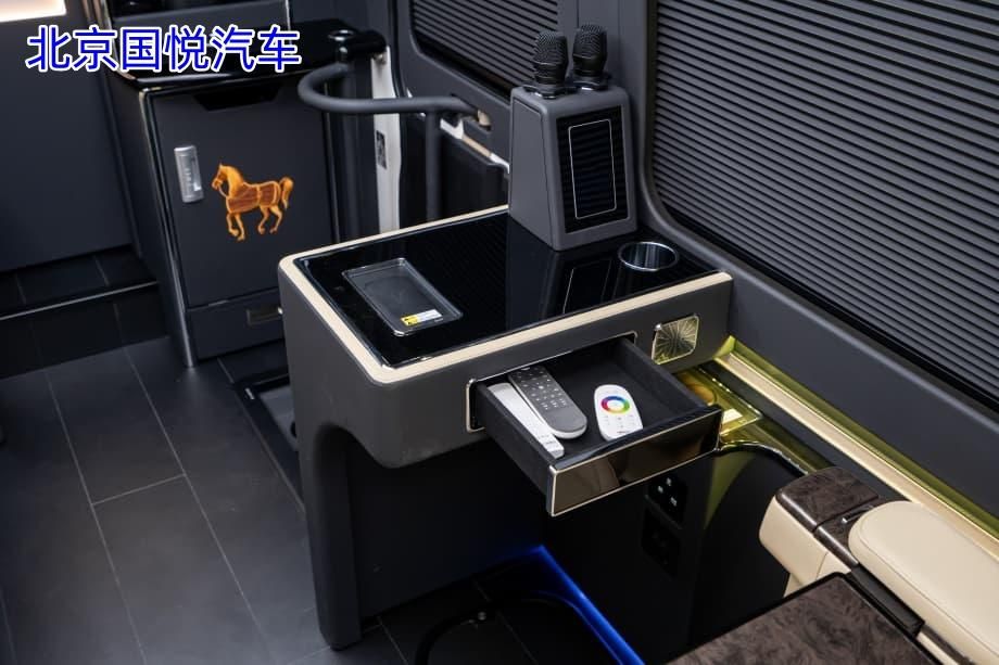 丰田考斯特10座至臻黑版葫芦岛落地多少钱