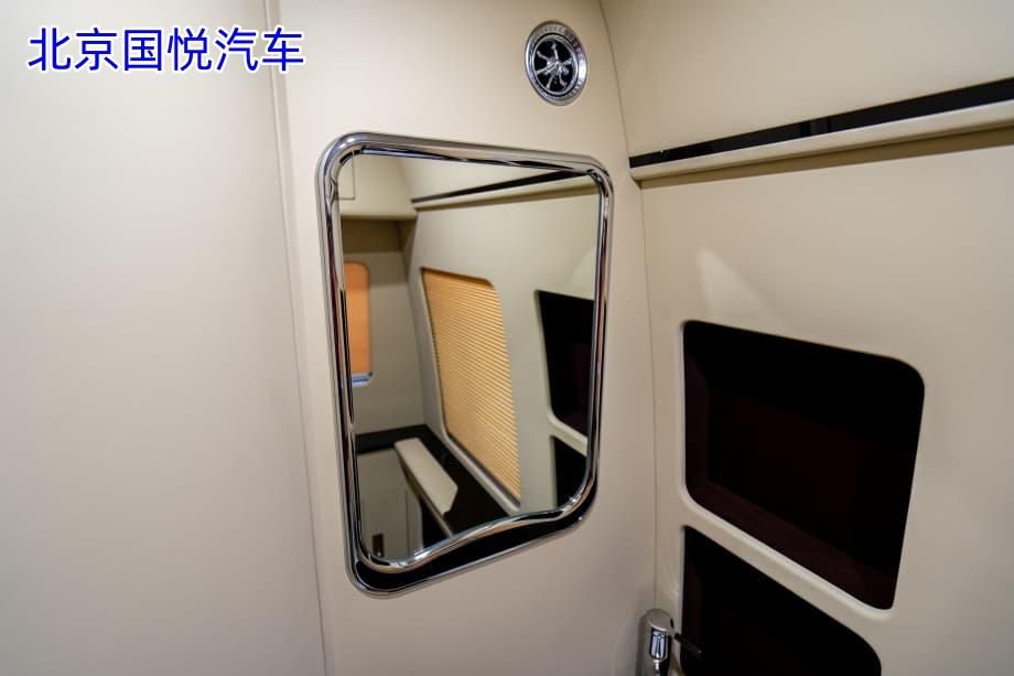 丰田考斯特7座商务旅居车版青岛落地多少钱