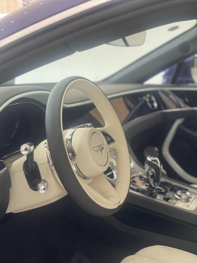 25款宾利欧陆GT穆莱纳视觉冲击 坦桑石紫/亚麻白-黑鲸展厅现车