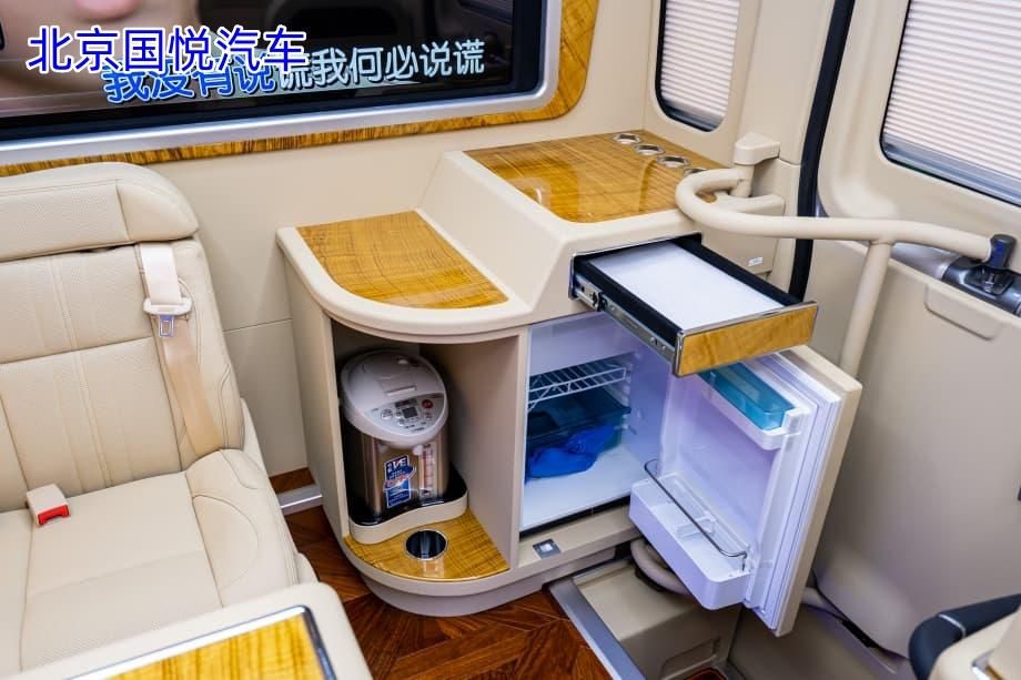 红旗国悦10座与其他车型相比优势在哪里？价格对比后值得购买吗？