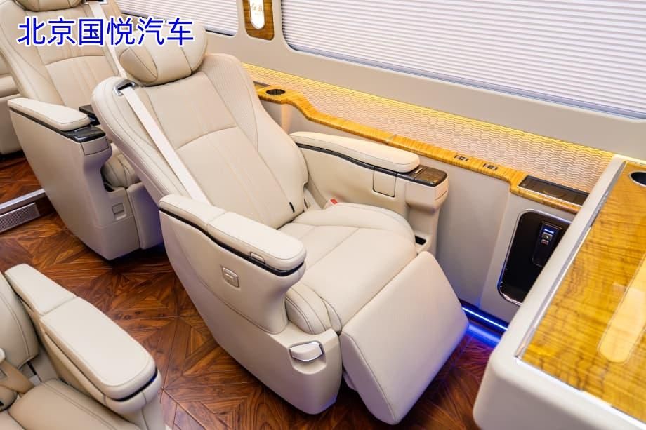 红旗国悦10座与其他车型相比优势在哪里？价格对比后值得购买吗？