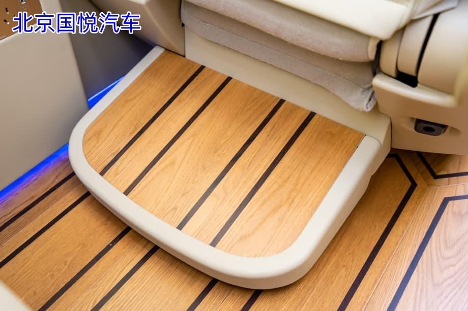 丰田考斯特10座带茶台邵通落地多少钱