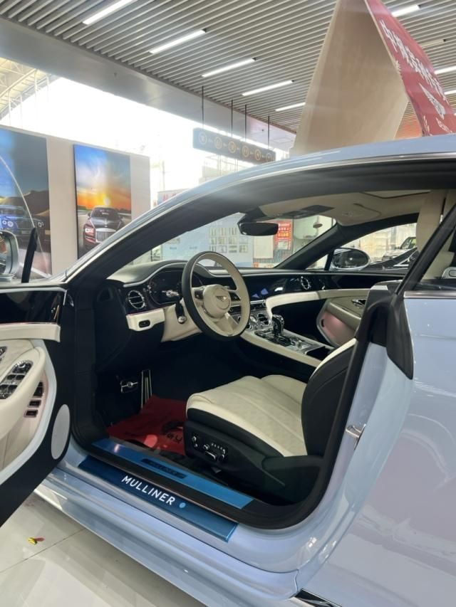 2025款欧陆GTMulliner插电混动 慕莱娜版展厅现车368万