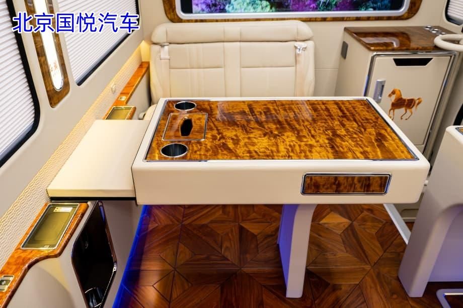 智能科技配置的红旗国悦7座带床带卫生间北京落地价地址