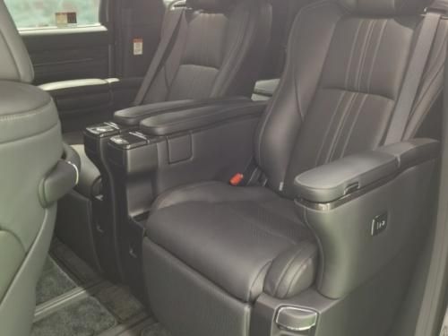 雷克萨斯LM300h2.5混动七座豪华配置低油耗高舒适金融贷款方案