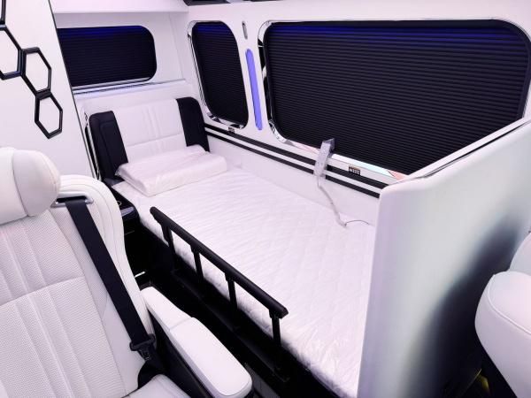 丰田考斯特7座房车 豪华舒适配备大床卫生间