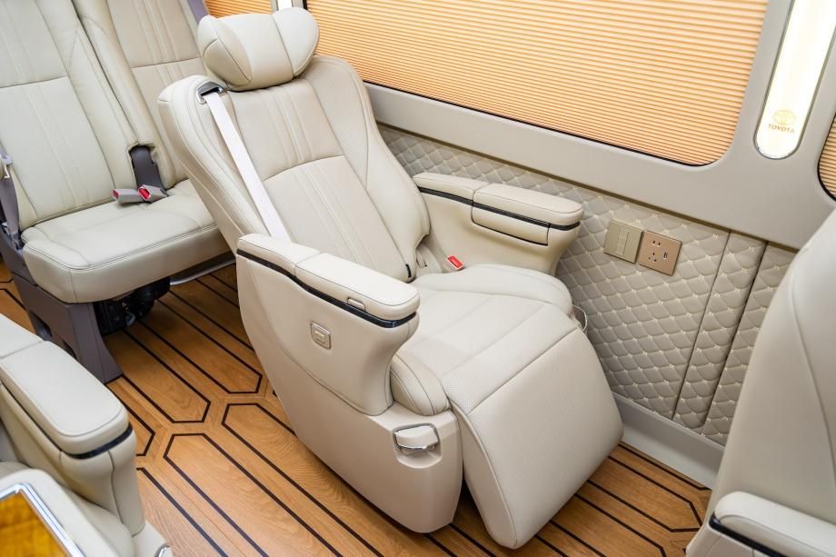 丰田考斯特15座官网最低成交价格 丰田考斯特官方报价电话