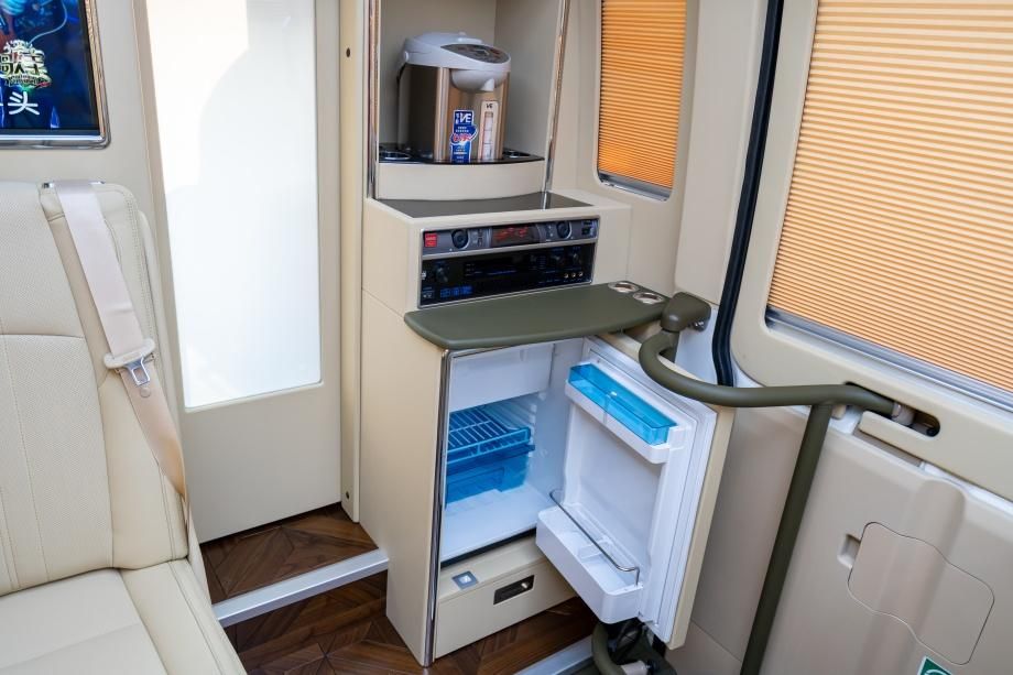 丰田考斯特8座房车版特价落地多少钱 考斯特8座豪华定制版