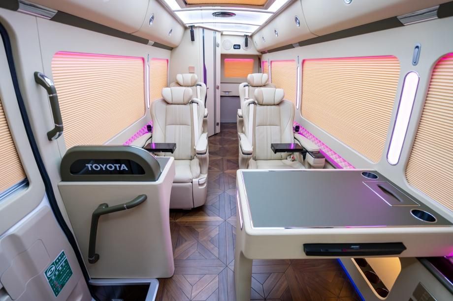 丰田考斯特8座房车版特价落地多少钱 考斯特8座豪华定制版