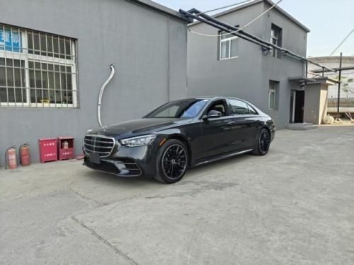 ‌2025款奔驰S500四驱长轴版3.0T 变色黑灰外观 现车价格多少钱