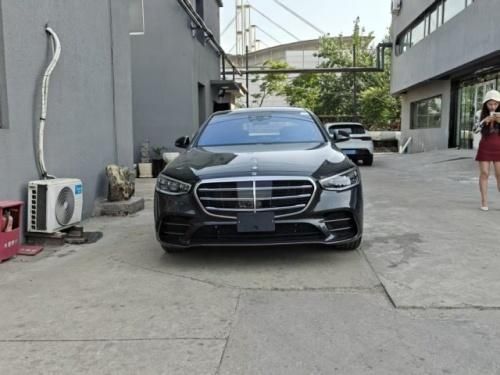 ‌2025款奔驰S500四驱长轴版3.0T 变色黑灰外观 现车价格多少钱