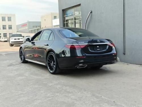 ‌2025款奔驰S500四驱长轴版3.0T 变色黑灰外观 现车价格多少钱