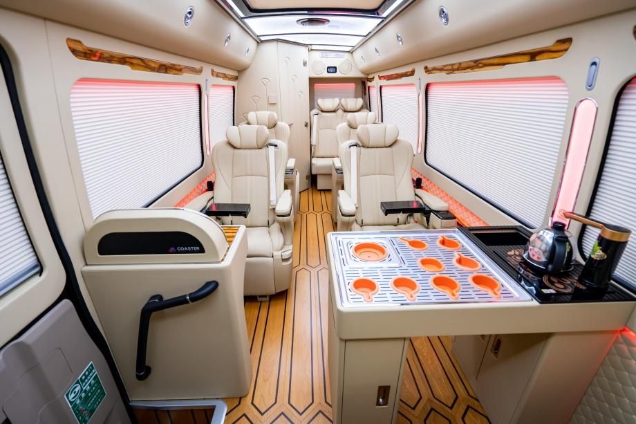 丰田考斯特10座带茶台多少钱 丰田考斯特10座详情配置图片