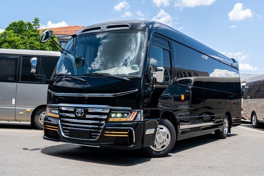 丰田考斯特10座带茶台多少钱 丰田考斯特10座详情配置图片