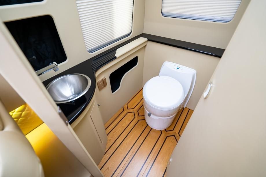 丰田考斯特10座带茶台多少钱 丰田考斯特10座详情配置图片