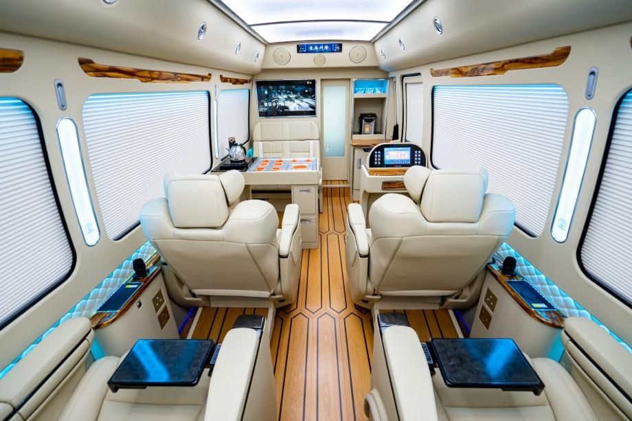 丰田考斯特10座带茶台多少钱 丰田考斯特10座详情配置图片