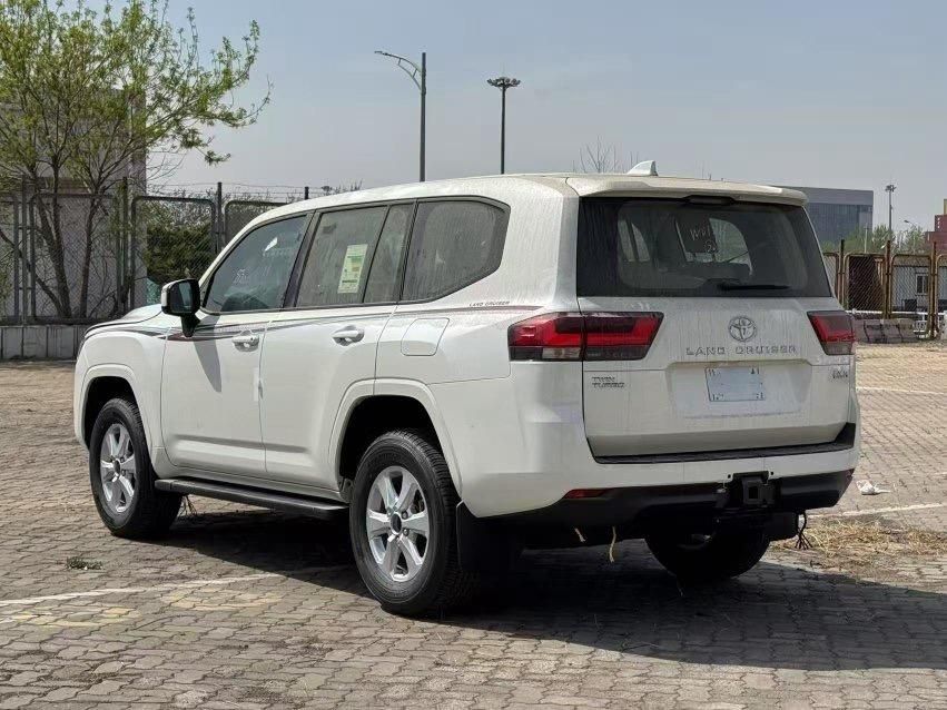 2025款丰田酷路泽3500 GXR 18轮 8气 天窗 丝绒 最新报价配置参数