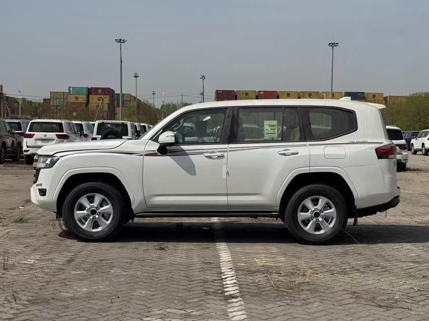 2025款丰田酷路泽3500 GXR 18轮 8气 天窗 丝绒 最新报价配置参数