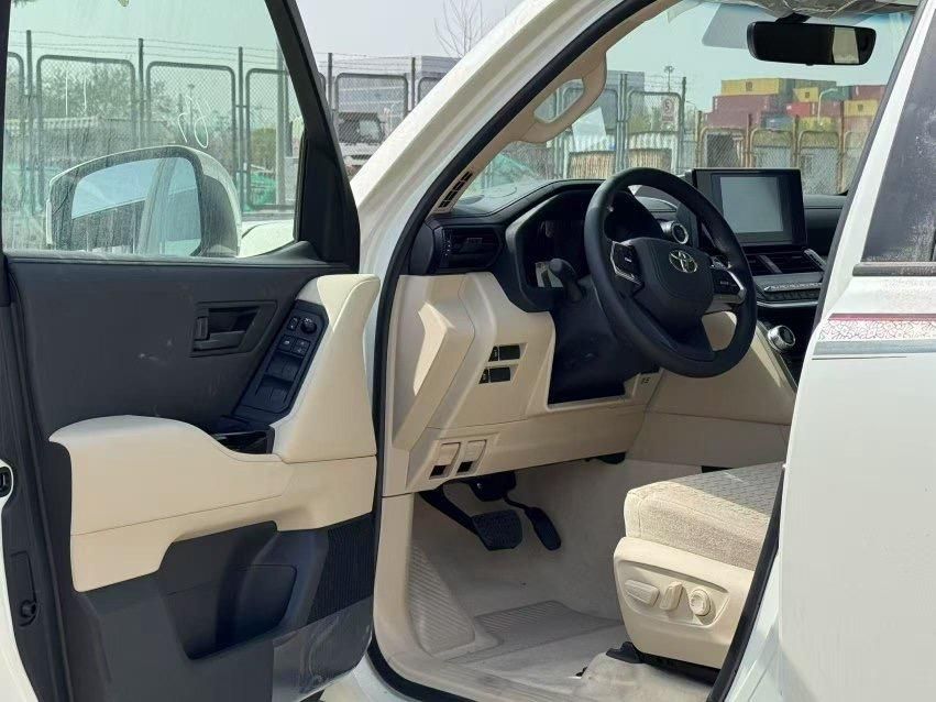 2025款丰田酷路泽3500 GXR 18轮 8气 天窗 丝绒 最新报价配置参数