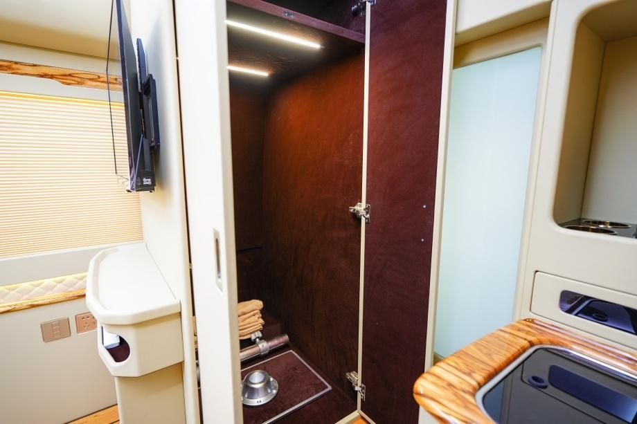 丰田考斯特6座房车版改装指南 新车落地报价电话