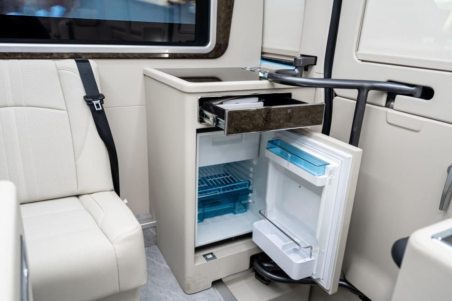 团队出行选红旗国悦9座商务车公司采购商务车落地政策