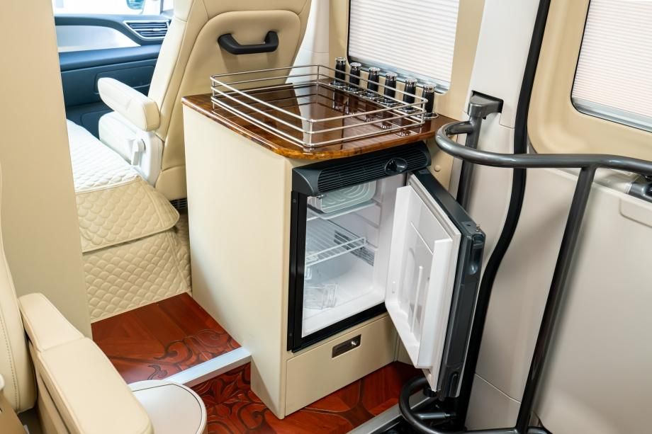 多人旅行座驾先红旗国悦11座对向布局款2025款落地多少钱