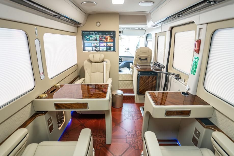 多人旅行座驾先红旗国悦11座对向布局款2025款落地多少钱