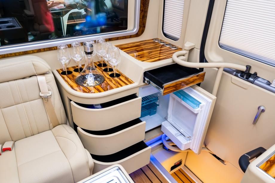 预算内拿下豪华团队座驾？红旗国悦10座配置价格双惊喜