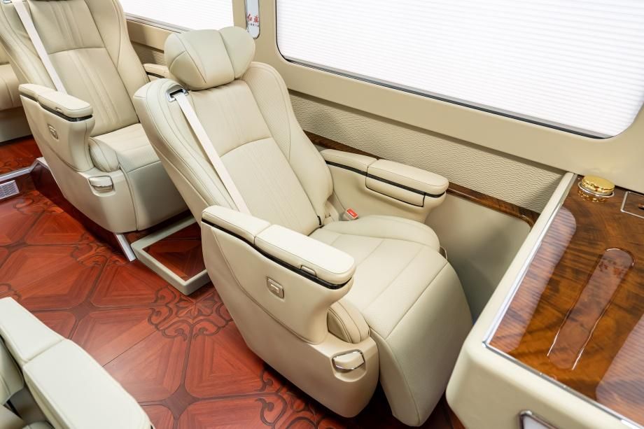 多人旅行座驾先红旗国悦11座对向布局款2025款落地多少钱