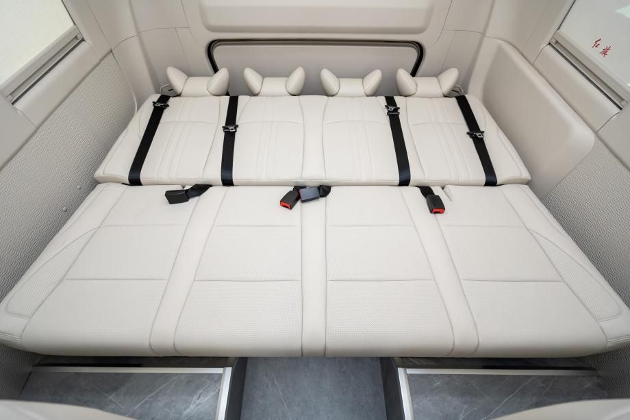 红旗国悦12 座象牙白内饰款 4张豪华座椅现在落地价多少？