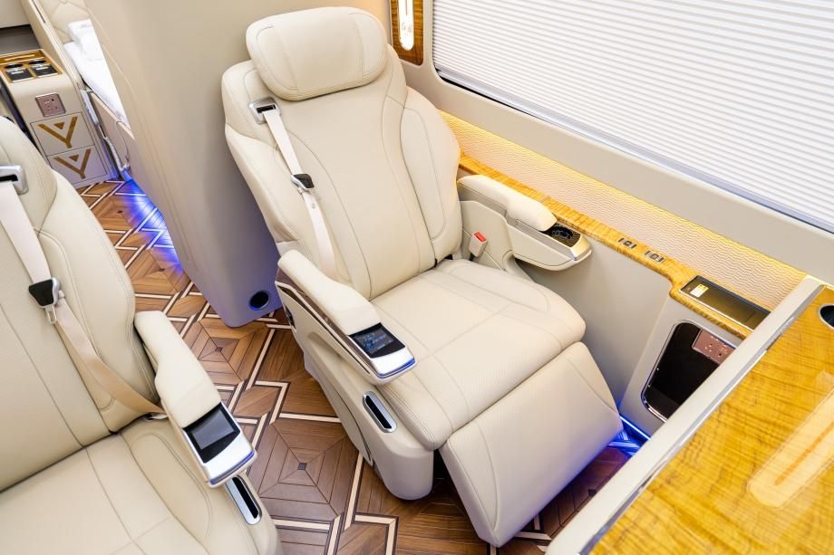 红旗国悦8座房车版全隔断带单人床现在报价多少钱