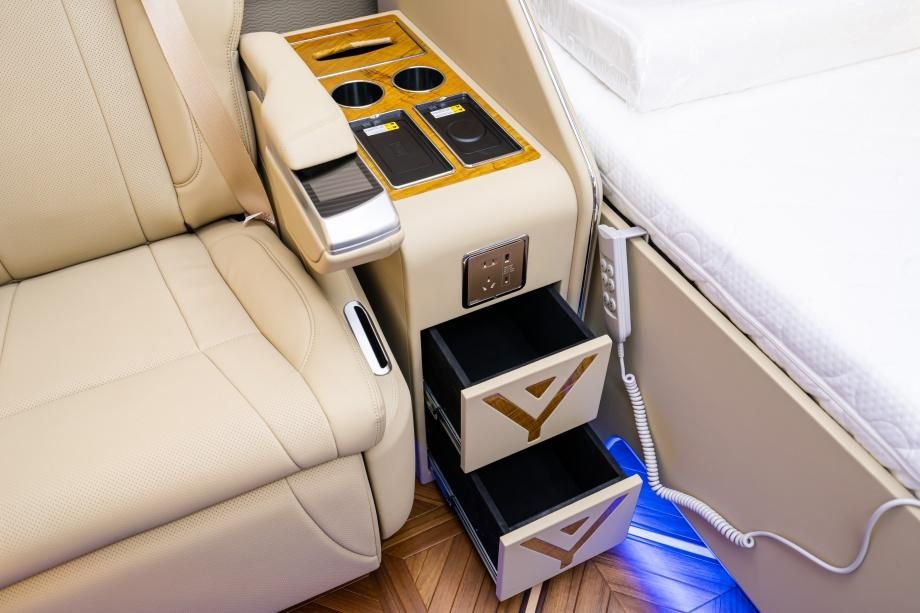 红旗国悦8座房车版全隔断带单人床现在报价多少钱