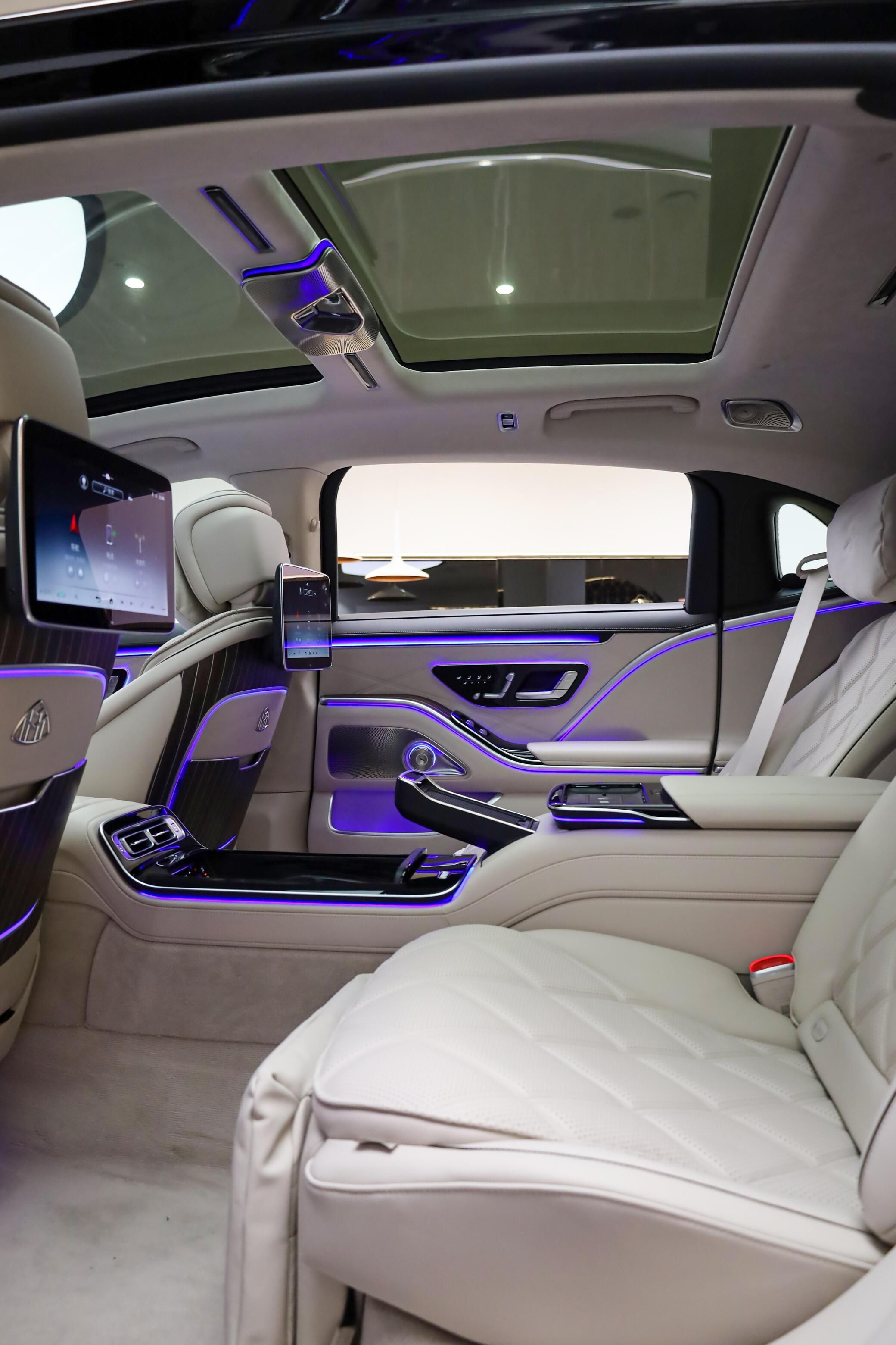 穹顶之上 2025款迈巴赫S680 4MATIC V12图腾级的移动奢境