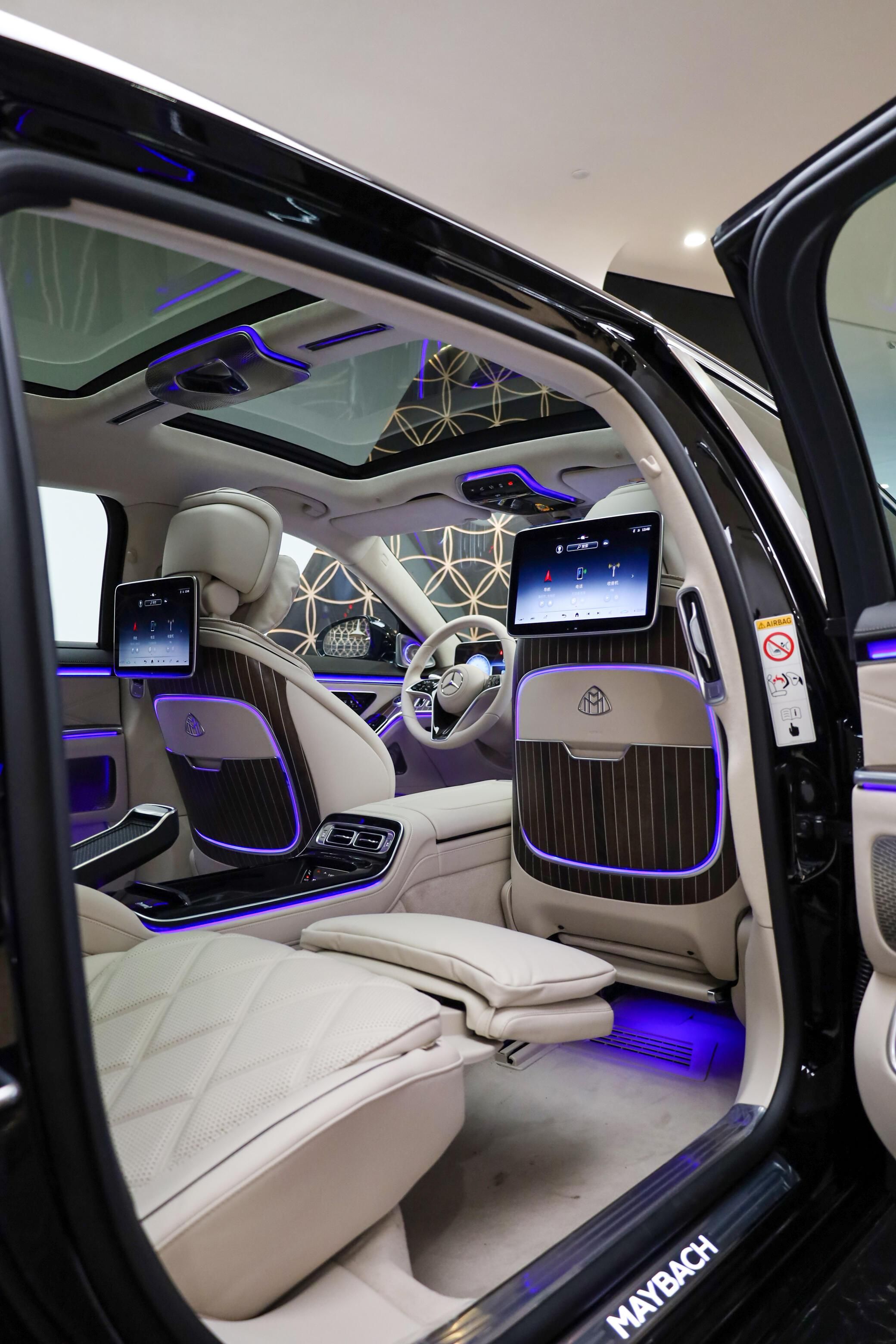 穹顶之上 2025款迈巴赫S680 4MATIC V12图腾级的移动奢境