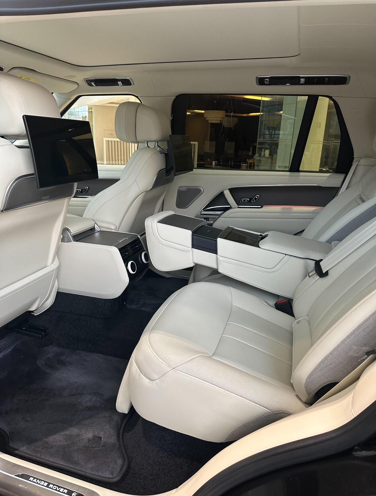 2025款路虎揽胜尊荣创世 以奢雅铸典范 以强悍拓疆界