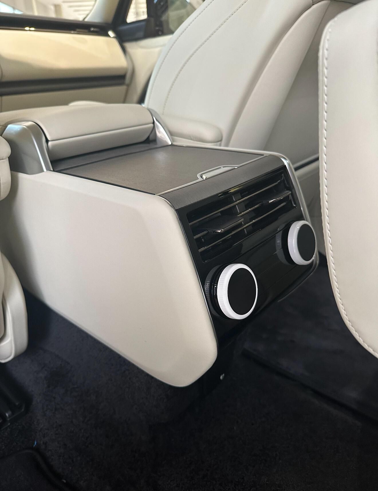 2025款路虎揽胜尊荣创世 以奢雅铸典范 以强悍拓疆界