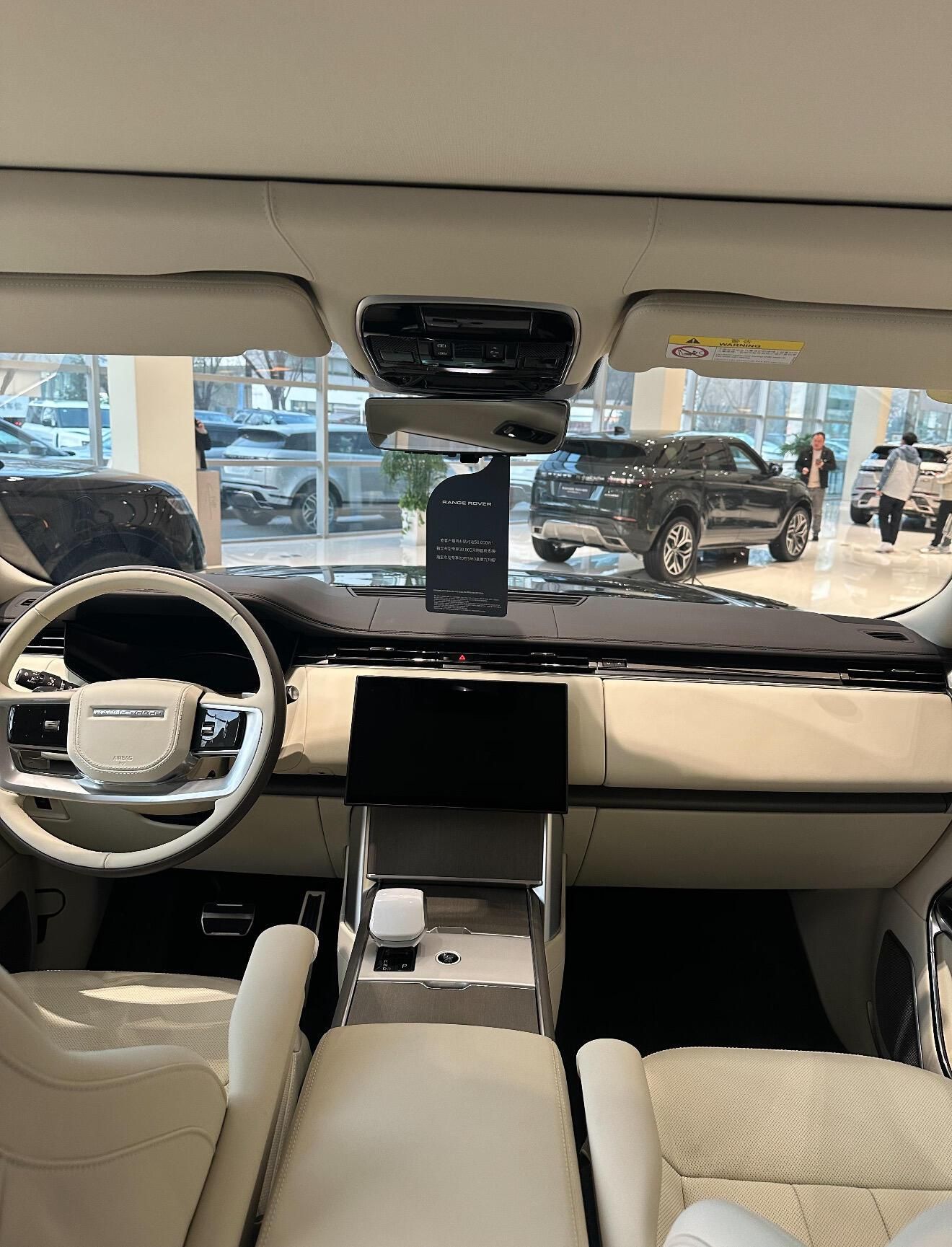 2025款路虎揽胜尊荣创世 以奢雅铸典范 以强悍拓疆界